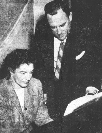 (Lincoln Evening Courier, 11-28-51). The caption indicates that Mrs. Hanger 
